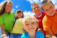 嬰兒打嗝平躺還是側躺好？抱起來喂點水才最推薦